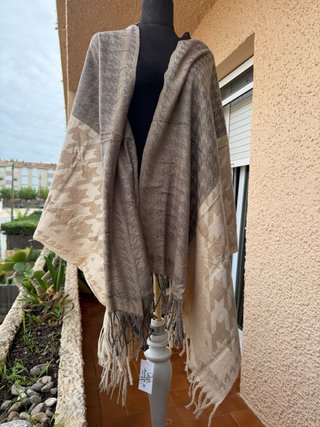 Bufanda grande beige y gris con estampado elegante