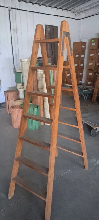 Escalera de Madera de 7 Peldaños