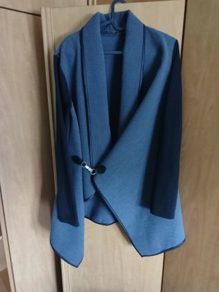 Abrigo tipo capa gris y negro Talla 38