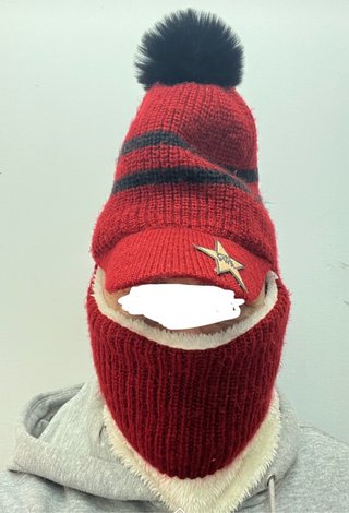 Gorro de lana con visera y pompón