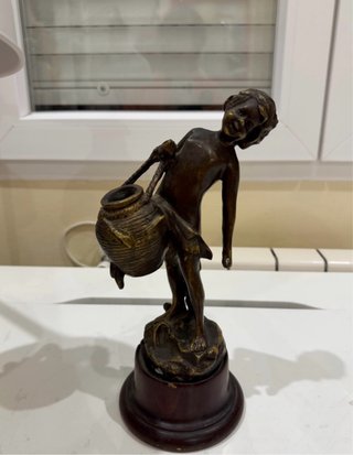Escultura de Bronce Niño con Cántaro