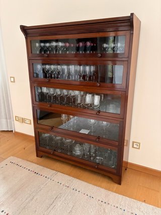 Vitrina de madera con puertas de cristal
