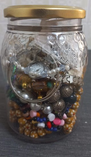 Bote con bisutería variada