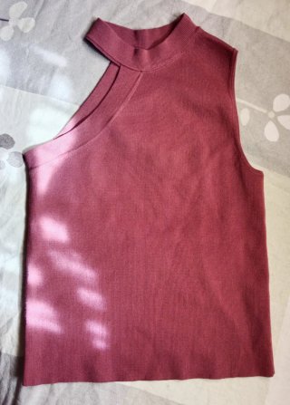 Top de punto con detalle cut out
