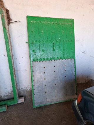 Puerta Antigua de Madera con Clavos