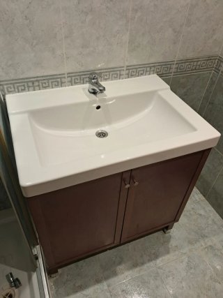 Mueble de baño con lavabo y grifería