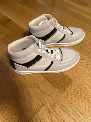 Zapatillas tipo bota beige y negras
