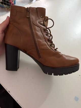 Botas de tacón color marrón