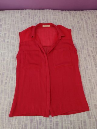 Blusa roja Bershka con hombreras
