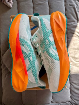 Zapatillas ASICS Novablast Talla 43.5