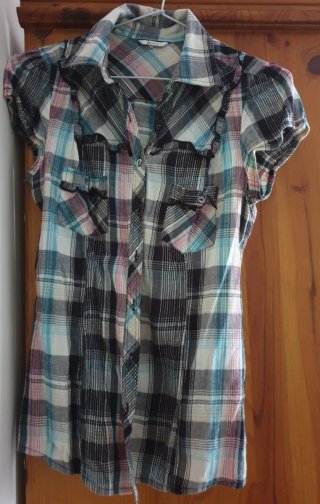 Camisa de cuadros manga corta.