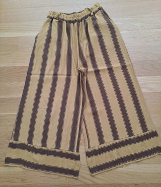 Pantalón de rayas beige y marrón