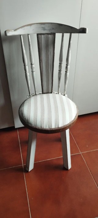 Silla de madera estilo rústico