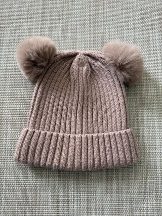Gorro Bebé con Pompones Marrón