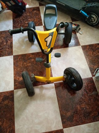 Cochecito de pedales para niños