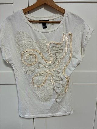 Camiseta beige con Detalles Bordados