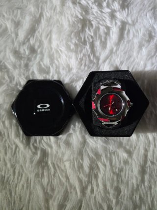 Reloj Oakley Vintage Plateado y Rojo