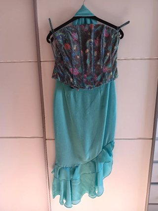 Vestido de fiesta con cuerpo estampado