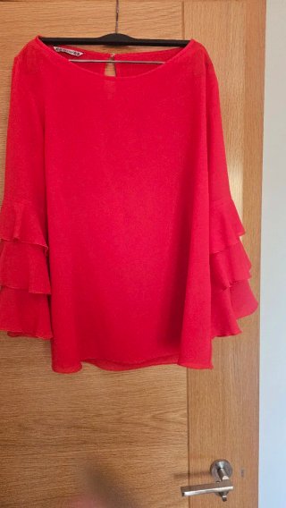 Blusa Roja con Mangas de Volantes