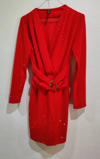 Vestido rojo con detalle de hebilla
