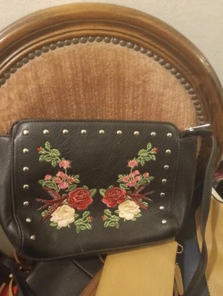 Bolso Negro con Bordado Floral