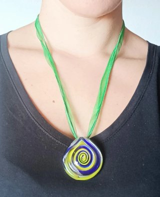 Collar con Colgante de Espiral Azul y Amarillo