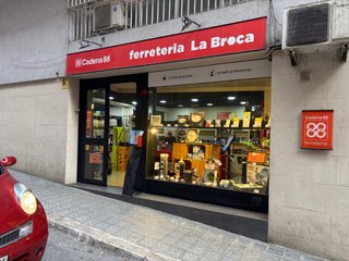 ES TRASPASSA FERRETERIA A BARCELONA