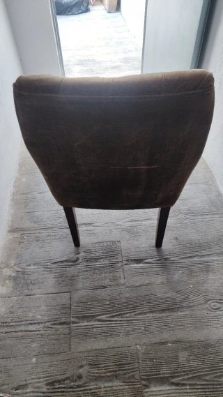 Sillón de tela marrón