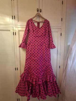 Traje de flamenca rosa con lunares negros