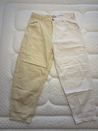 Pantalones mom beige y blancos