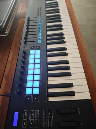 Teclado Controlador Novation Launchkey 49