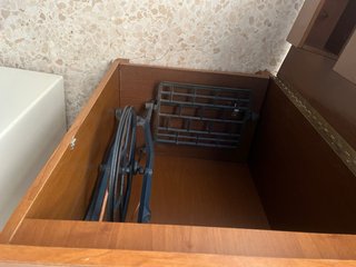 Máquina de coser antigua en mueble de madera