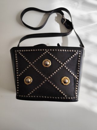 Bolso de piel azul marino con tachuelas