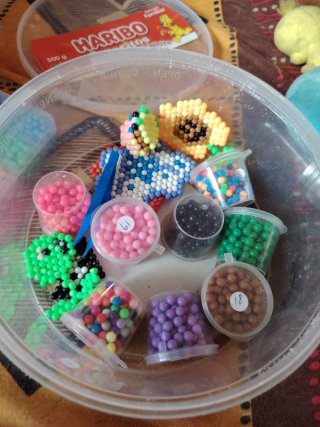 Juego de manualidades con bolitas de agua