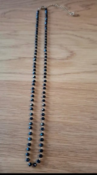 Gargantilla con piedras negras