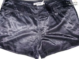 Pantalón corto de raso negro Bershka
