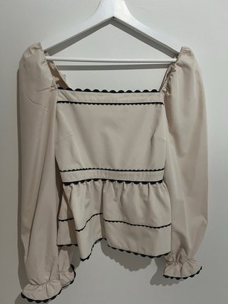 Blusa Beige con Detalles en Negro