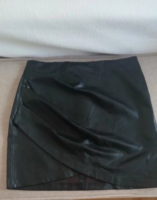 Falda de polipiel negra