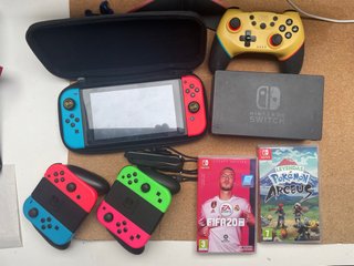 Nintendo Switch con mandos y juegos.