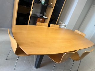 Mesa de reuniones con sillas a juego.