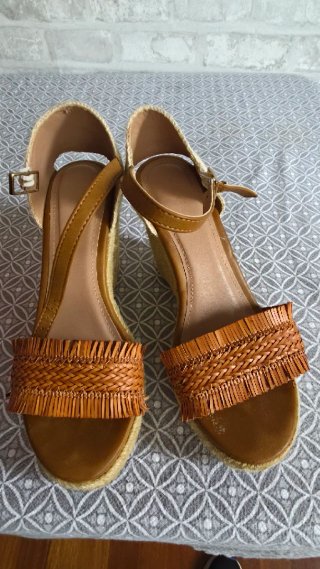 Sandalias de cuña con flecos