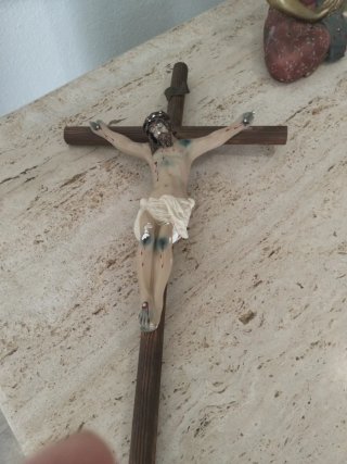 Crucifijo con Cristo de escayola