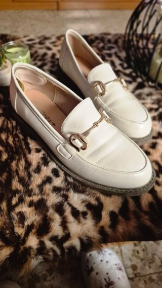 Mocasines Blancos con Detalle Metálico