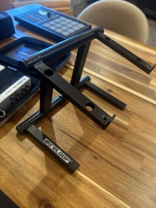 Soporte plegable Reloop para Akai y Pioneer RMX