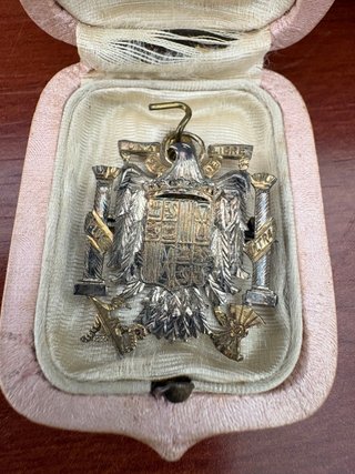 Insignia antigua con escudo