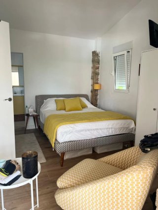 Habitación con cama y sillón