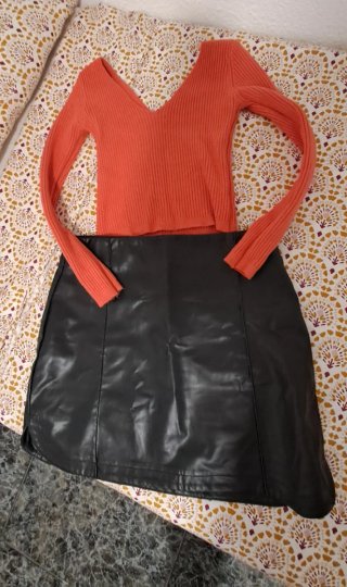 Falda de polipiel negra