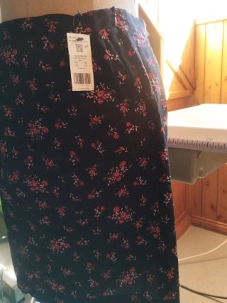 Falda Estampada Floral Negra J.D.Y