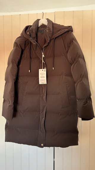 Anorak Engomado con Capucha Zara Marrón