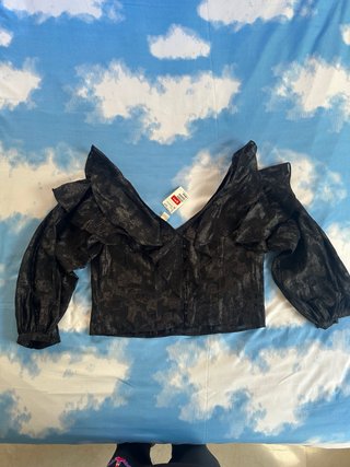 Blusa negra con volantes